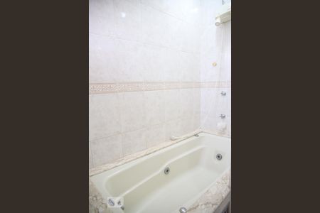 Casa à venda com 320m², 3 quartos e 6 vagasBanheiro da Suíte 2