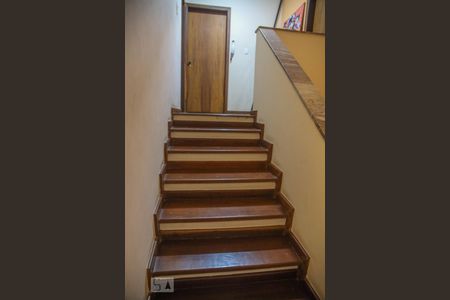 Casa à venda com 320m², 3 quartos e 6 vagasEscada