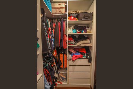 Casa à venda com 320m², 3 quartos e 6 vagasCloset