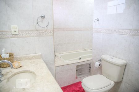 Casa à venda com 320m², 3 quartos e 6 vagasBanheiro da Suíte 2