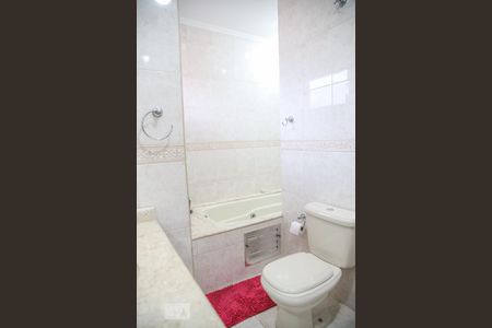 Casa à venda com 320m², 3 quartos e 6 vagasBanheiro da Suíte 2