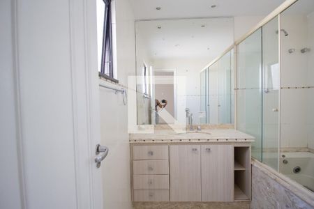 Apartamento à venda com 360m², 4 quartos e 2 vagasBanheiro da Suíte 3