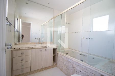 Apartamento à venda com 360m², 4 quartos e 2 vagasBanheiro da Suíte 3