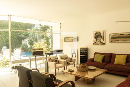 Sala de casa à venda com 4 quartos, 500m² em Alto de Pinheiros, São Paulo