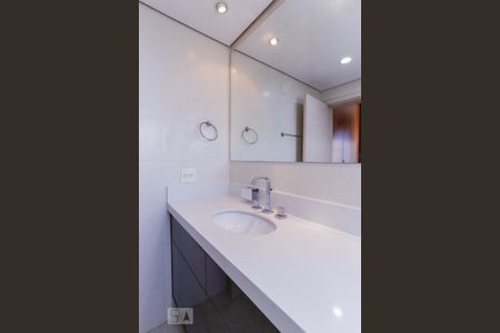 Apartamento para alugar com 131m², 3 quartos e 2 vagas Apartamento para alugar com 131m², 3 quartos e 2 vagasBanheiro Suíte 1