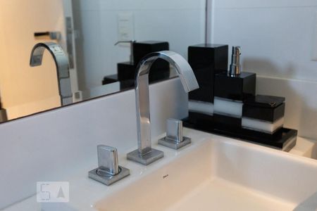 Apartamento à venda com 240m², 3 quartos e 4 vagas Apartamento à venda com 240m², 3 quartos e 4 vagasBanheiro da Suíte 2