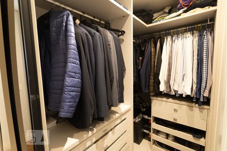 Apartamento à venda com 240m², 3 quartos e 4 vagas Apartamento à venda com 240m², 3 quartos e 4 vagasCloset 1 da Suíte 2