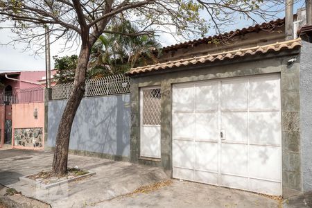 Casa à venda com 220m², 3 quartos e 5 vagas Casa à venda com 220m², 3 quartos e 5 vagasFachada