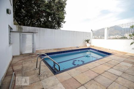 Casa à venda com 220m², 3 quartos e 5 vagas Casa à venda com 220m², 3 quartos e 5 vagasPiscina