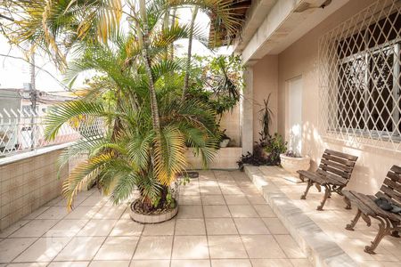 Casa à venda com 220m², 3 quartos e 5 vagas Casa à venda com 220m², 3 quartos e 5 vagasQuintal