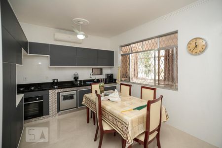 Casa à venda com 220m², 3 quartos e 5 vagas Casa à venda com 220m², 3 quartos e 5 vagasCozinha