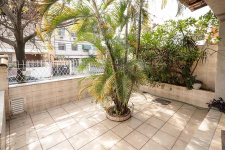 Casa à venda com 220m², 3 quartos e 5 vagas Casa à venda com 220m², 3 quartos e 5 vagasQuintal