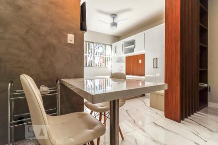 Studio à venda com 24m², 1 quarto e sem vagaCozinha - Bancada com Cadeiras