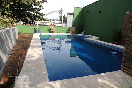 Casa à venda com 240m², 3 quartos e sem vagaPiscina