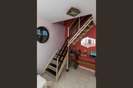 Sala - Acesso ao 2º andar de casa de condomínio à venda com 3 quartos, 190m² em Irajá, Rio de Janeiro