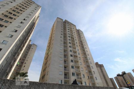 Apartamento para alugar com 50m², 2 quartos e 1 vagaVista fachada pelo estacionamento