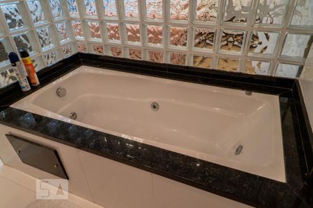 Casa à venda com 216m², 3 quartos e 2 vagasBanheiro da Suíte