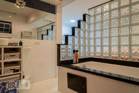 Casa à venda com 216m², 3 quartos e 2 vagasBanheiro da Suíte