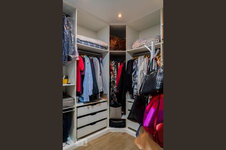 Casa à venda com 216m², 3 quartos e 2 vagasSuite - Closet