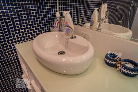 Casa à venda com 216m², 3 quartos e 2 vagasBanheiro da Suíte