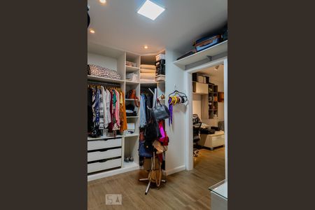 Casa à venda com 216m², 3 quartos e 2 vagasSuite - Closet
