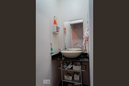 Casa à venda com 216m², 3 quartos e 2 vagasBanheiro