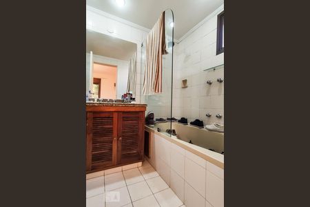 Apartamento à venda com 208m², 4 quartos e 3 vagasBanheiro da Suíte 2