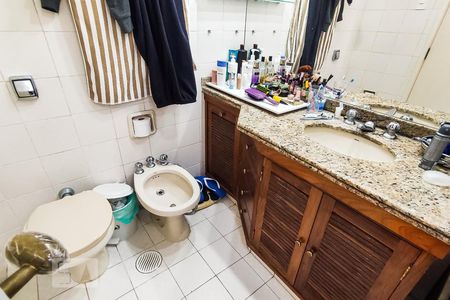 Apartamento à venda com 208m², 4 quartos e 3 vagasBanheiro da Suíte 2
