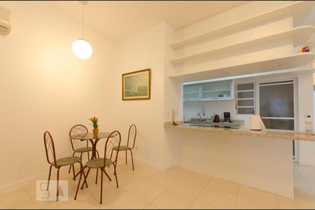 Sala de apartamento para alugar com 2 quartos, 105m² em Santinho, Florianópolis