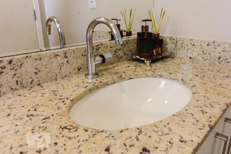 Apartamento à venda com 64m², 2 quartos e 1 vagaBanheiro da Suíte 1 Pia