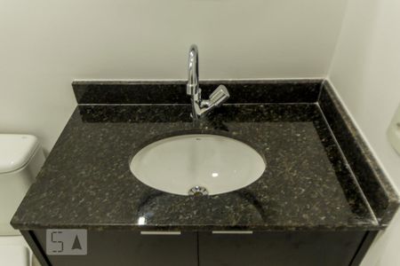 Banheiro de kitnet/studio para alugar com 1 quarto, 26m² em Indianópolis, São Paulo