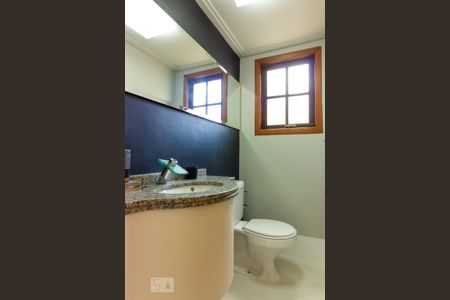 Casa de condomínio para alugar com 380m², 4 quartos e 5 vagasLavabo