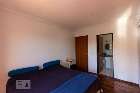 Casa de condomínio para alugar com 380m², 4 quartos e 5 vagasSuite 1