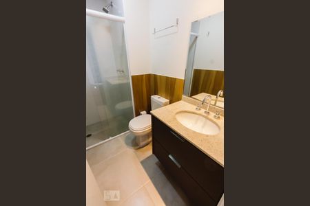 Banheiro de kitnet/studio para alugar com 1 quarto, 50m² em Vila Romana, São Paulo