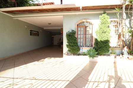 Casa à venda com 250m², 3 quartos e 3 vagasFachada