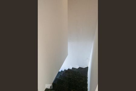 Casa à venda com 100m², 2 quartos e 1 vagaEscada