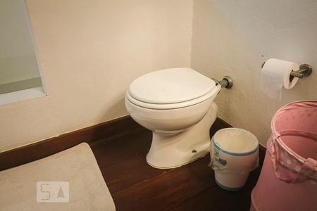 Casa de condomínio à venda com 450m², 4 quartos e 3 vagas Casa de condomínio à venda com 450m², 4 quartos e 3 vagasBanheiro da Suíte