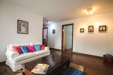 Casa de condomínio à venda com 450m², 4 quartos e 3 vagas Casa de condomínio à venda com 450m², 4 quartos e 3 vagasSala de TV