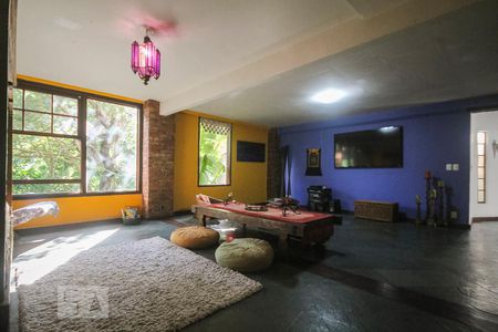 Casa de condomínio à venda com 450m², 4 quartos e 3 vagas Casa de condomínio à venda com 450m², 4 quartos e 3 vagasSala de TV