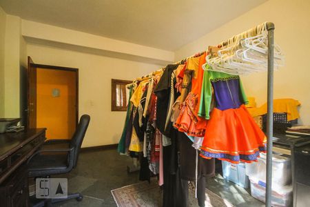 Casa de condomínio à venda com 450m², 4 quartos e 3 vagas Casa de condomínio à venda com 450m², 4 quartos e 3 vagasEscritório