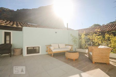 Casa de condomínio à venda com 450m², 4 quartos e 3 vagas Casa de condomínio à venda com 450m², 4 quartos e 3 vagasPiscina