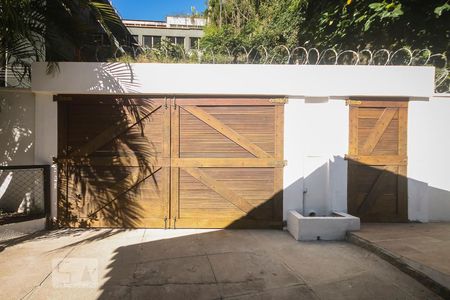 Casa de condomínio à venda com 450m², 4 quartos e 3 vagas Casa de condomínio à venda com 450m², 4 quartos e 3 vagasQuintal