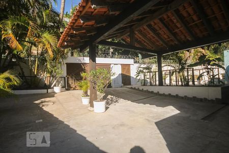 Casa de condomínio à venda com 450m², 4 quartos e 3 vagas Casa de condomínio à venda com 450m², 4 quartos e 3 vagasQuintal
