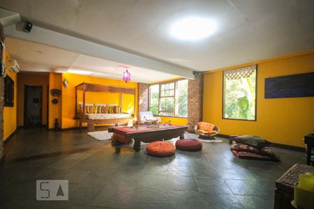 Casa de condomínio à venda com 450m², 4 quartos e 3 vagas Casa de condomínio à venda com 450m², 4 quartos e 3 vagasSala de TV