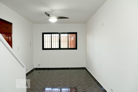 Sala de casa para alugar com 3 quartos, 107m² em Jardim Cidália, São Paulo