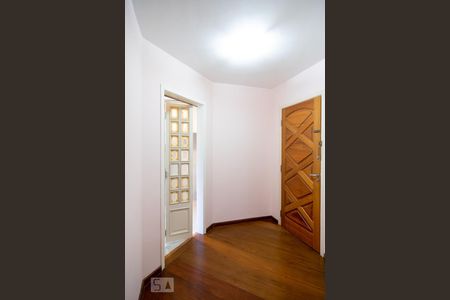 Roupeiro Corredor de apartamento para alugar com 4 quartos, 117m² em Jardim Marajoara, São Paulo