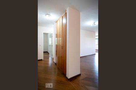 Roupeiro Corredor de apartamento para alugar com 4 quartos, 117m² em Jardim Marajoara, São Paulo