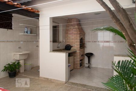 Casa à venda com 115m², 2 quartos e 2 vagasQUINTAL FUNDOS