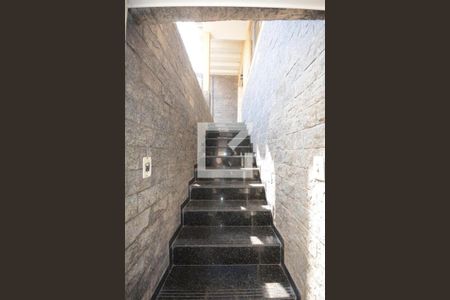 Casa à venda com 300m², 4 quartos e 2 vagasEscada