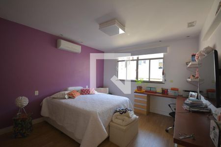 Casa à venda com 300m², 4 quartos e 2 vagasQuarto 3 Suíte